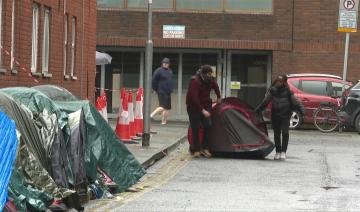 Royaume-Uni: Premiers migrants arrêtés avant leur expulsion vers le Rwanda, d'autres campent à Dublin