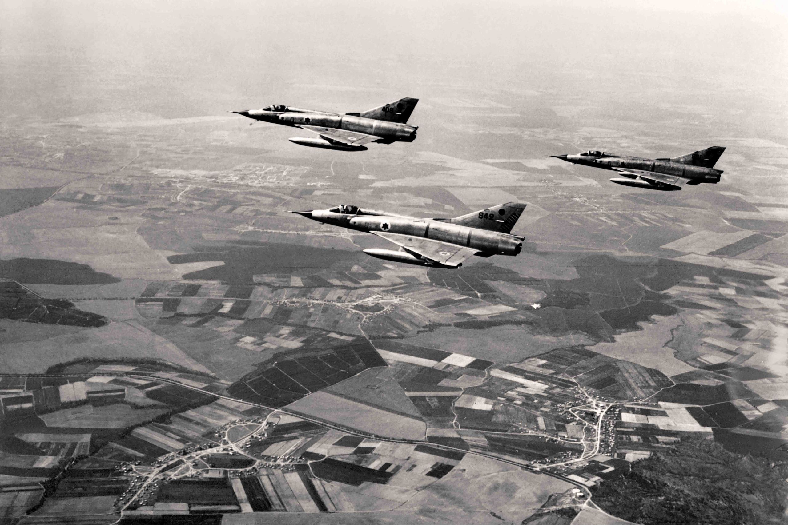 Des avions de l'armée de l’Air israélienne survolent le Sinaï à la frontière israélo-égyptienne le 5 juin 1967, premier jour de la guerre des Six jours entre Israël et l'Égypte. (AFP)