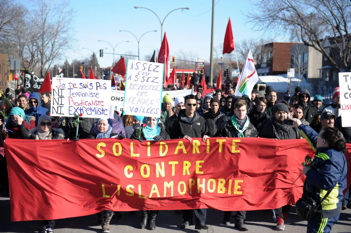 Des manifestants canadiens anti-islamophobie défilent à Montréal le 28 mars 2015 contre des partisans du groupe anti-islam Pegida basé en Allemagne. (AFP)