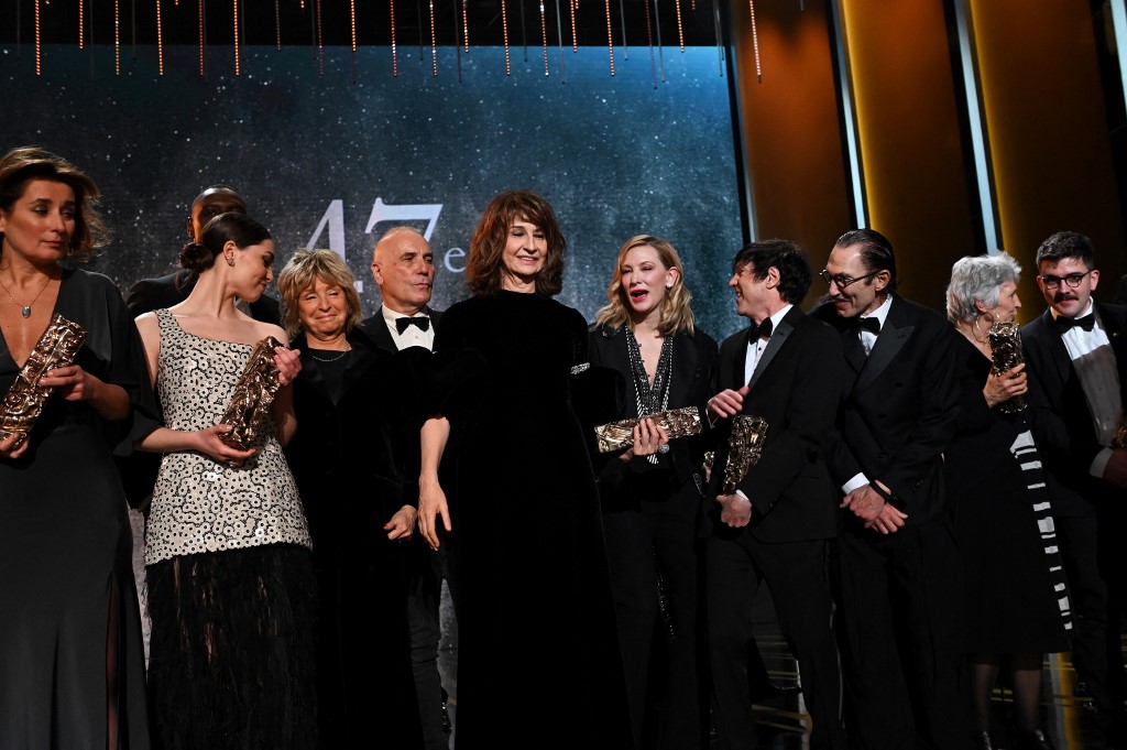 Valérie Lemercier et l'actrice australienne Cate Blanchett posent avec d'autres lauréats à la fin de la 47e édition de la cérémonie des Césars