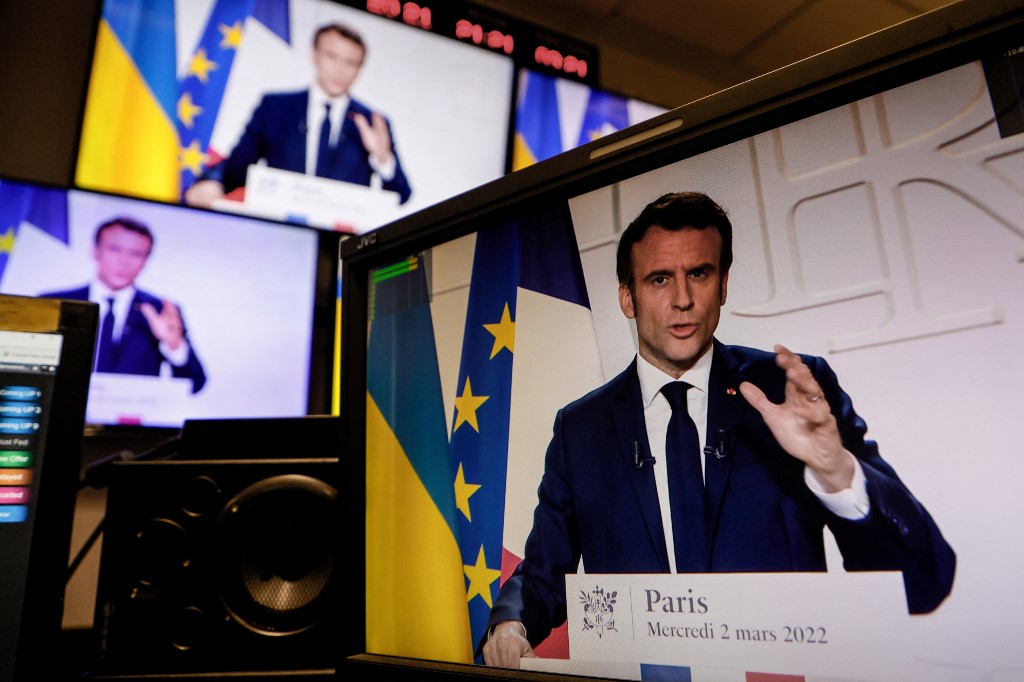 Une photo d'écrans prise dans une salle de contrôle des médias à Paris, le 2 mars 2022, montrant le président français Emmanuel Macron s'exprimant depuis l'Elysée lors d'un discours télévisé sur la situation générale sept jours après le lancement par la Russie d'une invasion militaire contre l'Ukraine. (Photo, AFP)