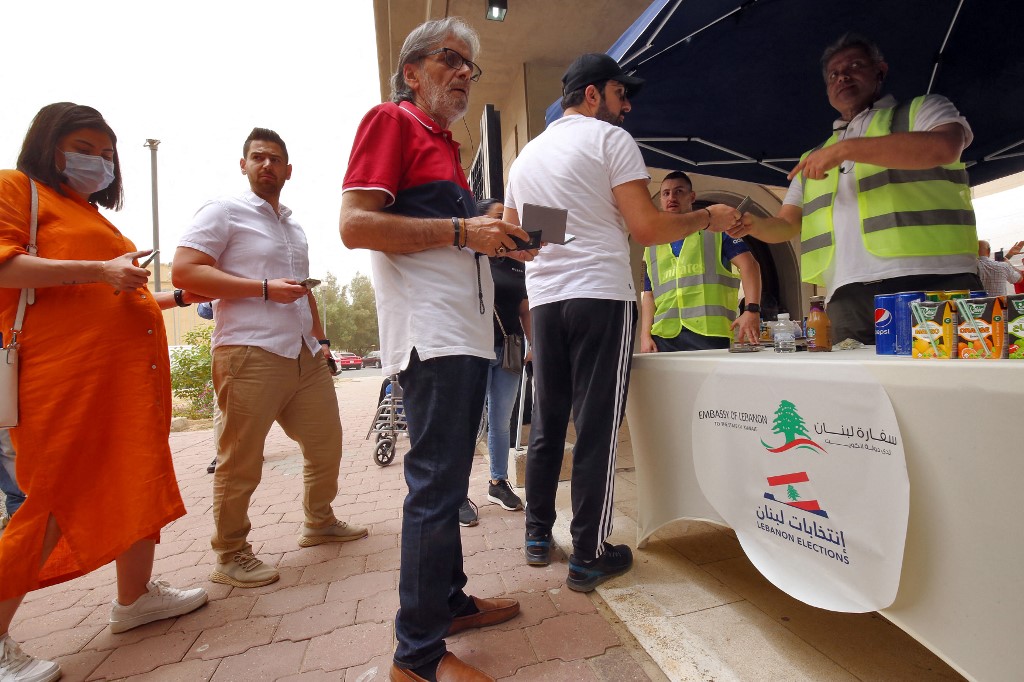Des expatriés libanais font la queue pour voter aux élections législatives à l'ambassade du Liban au Koweït, le 6 mai 2022 (Photo, AFP). 