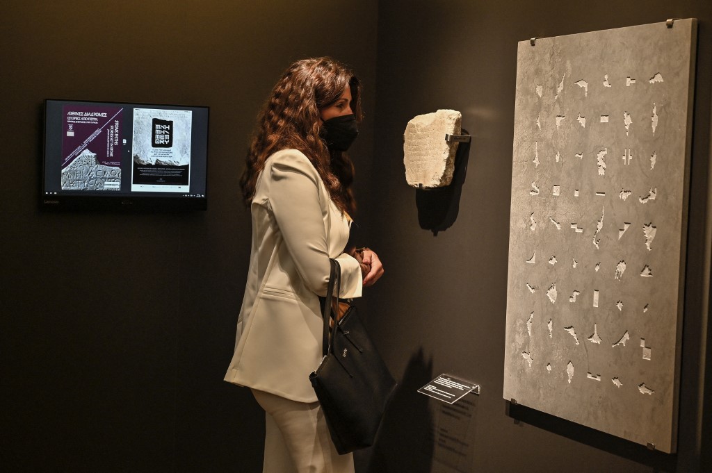Un visiteur regarde les stèles exposées pour l'exposition «Stone Paths - Stories set in Stone : Jewish Inscriptions in Greece», au Musée juif de Grèce, à Athènes, le 17 mai 2022 (Photo, AFP).