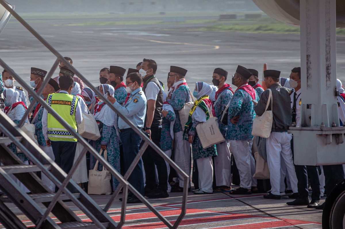 Jemaah haji Indonesia bersiap meninggalkan Bandara Internasional Juanda di Surabaya pada 4 Juni 2022.  (Juni Kriswanto/AFP)
