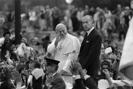 Le pape Jean-Paul II agitant à côté du président français Valery Giscard d'Estaing alors qu'ils descendent l'avenue des Champs-Élysées à Paris lors de la visite du pape en France,  le 30 mai 1980 (Photo, AFP/ Archives)