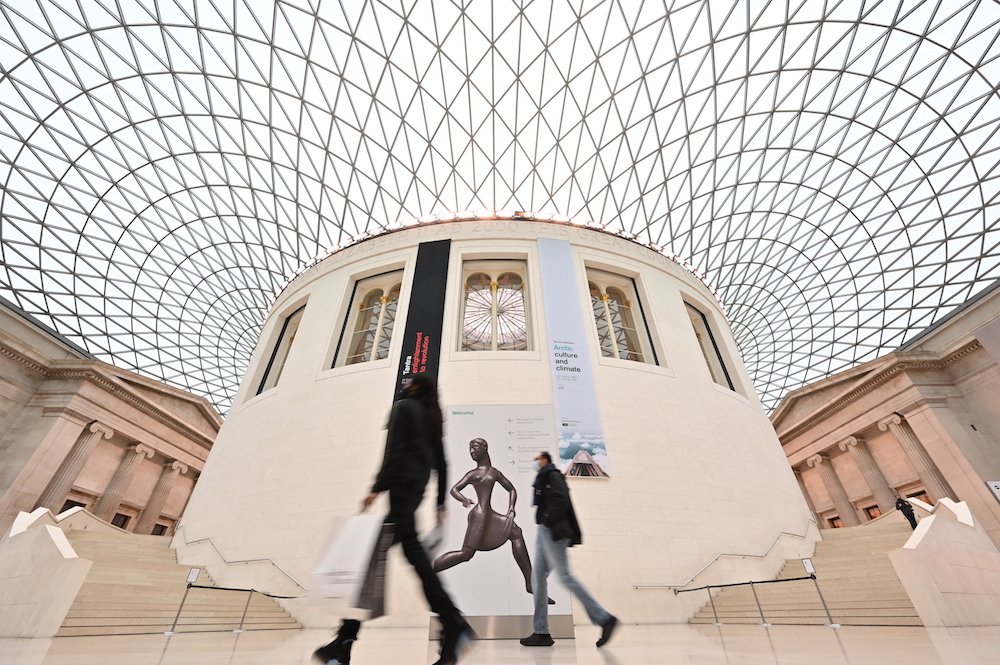 Des visiteurs dans la Grande Cour après la réouverture du British Museum à Londres le 3 décembre 2020 après que l'Angleterre est sortie d'un confinement d'un mois pour lutter contre la propagation du nouveau coronavirus. (Photo, AFP/Archives)