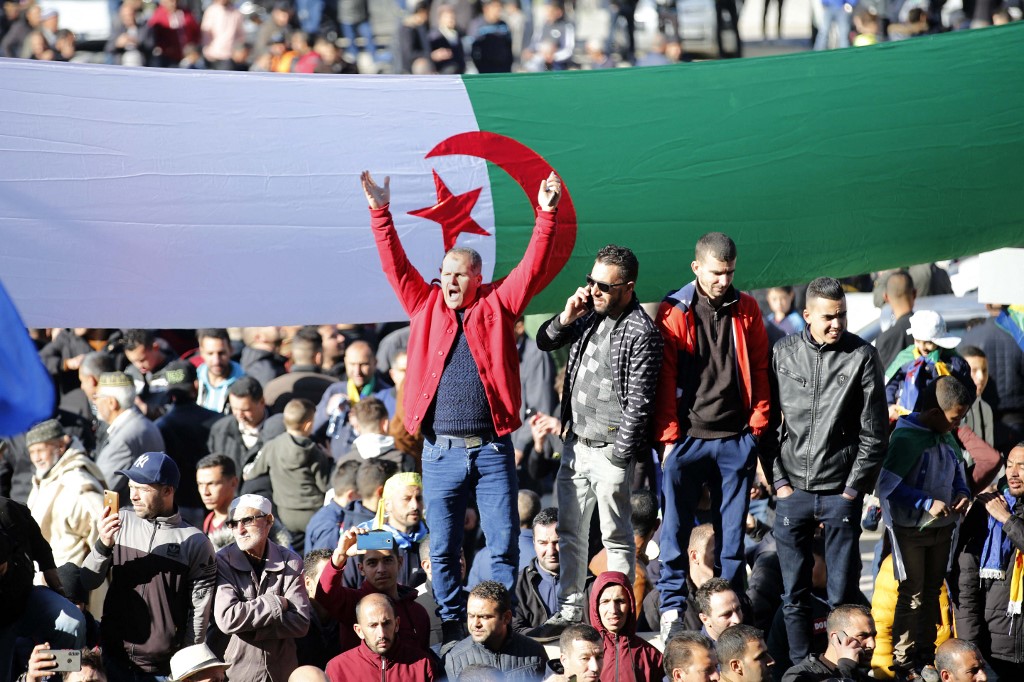 Des Algériens se rassemblent à Kherrata, dans le nord du pays, lors de l'une des premières manifestations du Hirak, le 16 février 2021, deux ans après le début du mouvement de masse qui a balayé l'ancien homme fort Abdelaziz Bouteflika du pouvoir. (AFP)