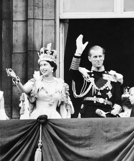 La reine d’Angleterre Elizabeth II, accompagnée du prince Philip, duc d'Édimbourg, salue la foule, le 2 juin 1953 après son couronnement à l'abbaye de Westminster, à Londres.(AFP)