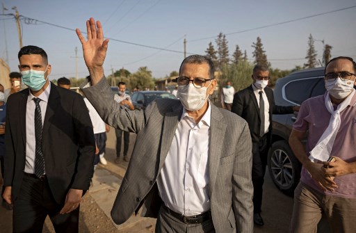 Saad-Eddine El Othmani, Premier ministre marocain et président du Parti islamiste pour la justice et le développement (PJD), salue la population lors d'un meeting de campagne à Sidi Slimane, à quelque 120 km de Rabat, le 27 août 2021, avant les prochaines élections