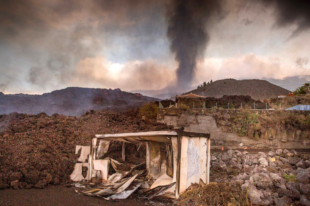 De la fumée s'échappe du refroidissement de la lave dans le quartier résidentiel de Los Campitos à Los Llanos de Aridane, sur l'île canarienne de La Palma, le 20 septembre 2021