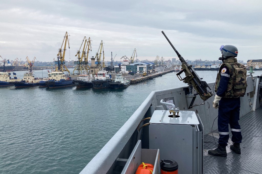  Un militaire de la Marine nationale française de la frégate Auvergne regarde la frégate quitter le port de Constanta lors d'un exercice avec l'armée roumaine et italienne dans les eaux de la mer Noire le 20 décembre 2021.(AFP)