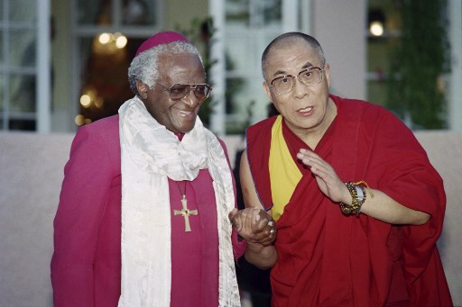 ans cette photo d'archive prise le 21 août 1996, l'archevêque Desmond Tutu (à gauche) rencontre le Dalaï Lama, chef spirituel et politique du peuple tibétain, dans le jardin de l'hôtel Mount Nelson à Cape Town. L'icône sud-africaine anti-apartheid Desmond Tutu, décrite comme la boussole morale du pays, est décédée le 26 décembre 2021 à l'âge de 90 ans, a annoncé le président Cyril Ramaphosa. Anna ZIEMINSKI / AFP
