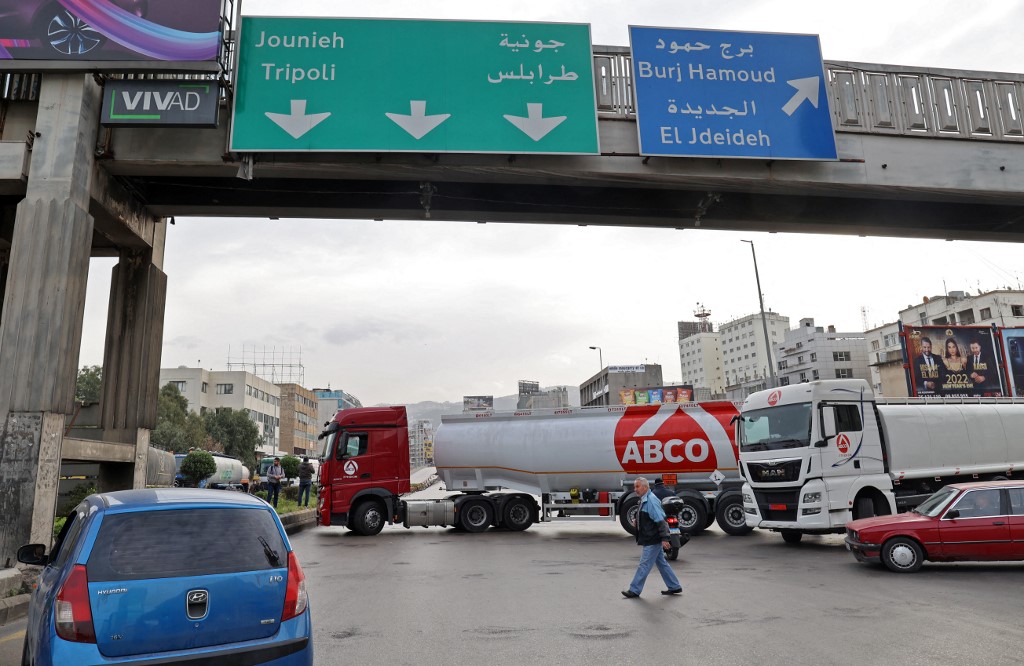 Des camions-citernes bloquent une route dans la capitale libanaise Beyrouth lors d'une grève générale des transports publics et des syndicats de travailleurs à cause de la crise économique du pays, le 13 janvier 2022. (Photo, AFP)