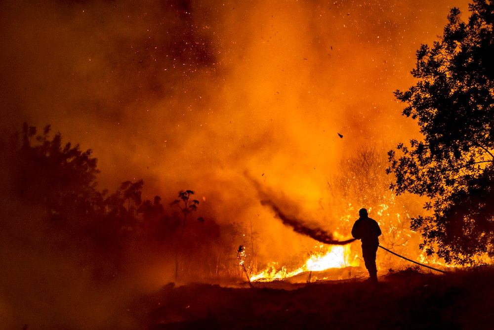 Un sapeur-pompier se bat contre les flammes dans une forêt sur les pentes des montagnes du Troodos, au moment où un incendie immense ravage l'île méditerranéenne de Chypre, dans la nuit du 3 juillet 2021. (AFP/File Photo)