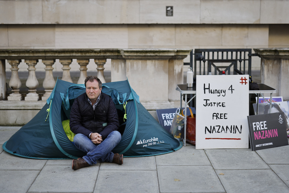 Richard Ratcliffe, époux de Nazanin Zaghari-Ratcliffe, une Irano-Britannique détenue en Iran depuis 2016, est assis sous une tente devant le ministère des Affaires étrangères à Londres en octobre. (AFP)