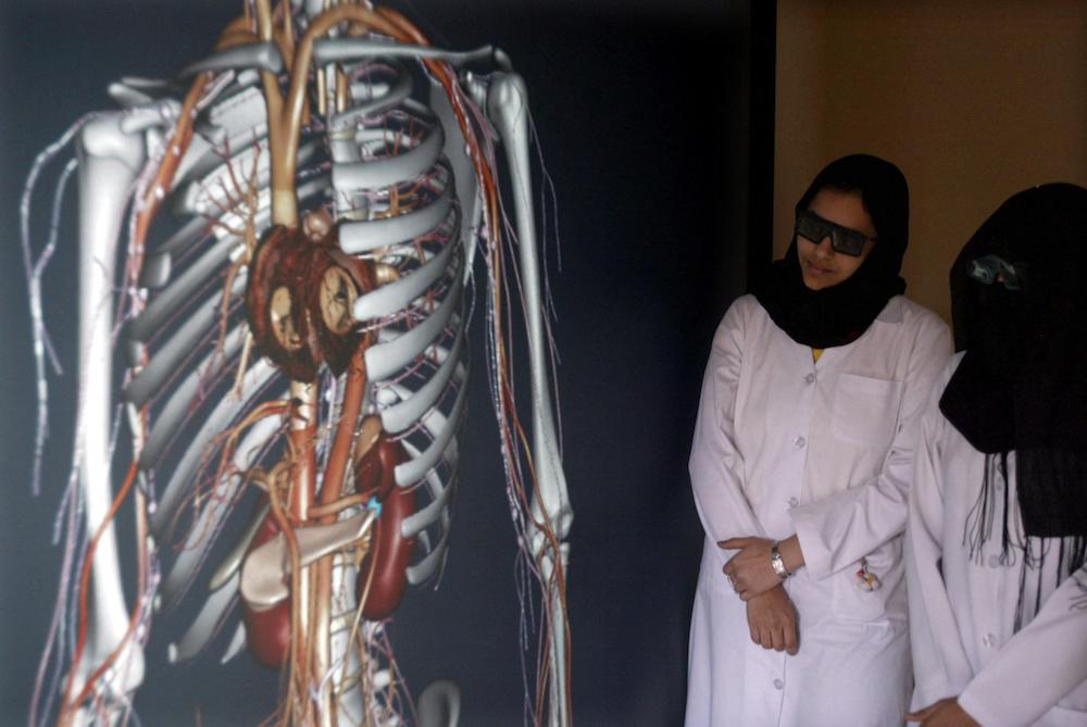 Des étudiantes en médecines saoudiennes équipées de lunettes 3D eécoutent le docteur Fawzy Deghedy, d'origine égyptienne, expliquer sa nouvelle technique de cyberanatomie, qui fait appel à une machine permettant de réaliser une anatomie virtuelle en 3D, au Saudi German Hospital de Djeddah. (AFP/File Photo)