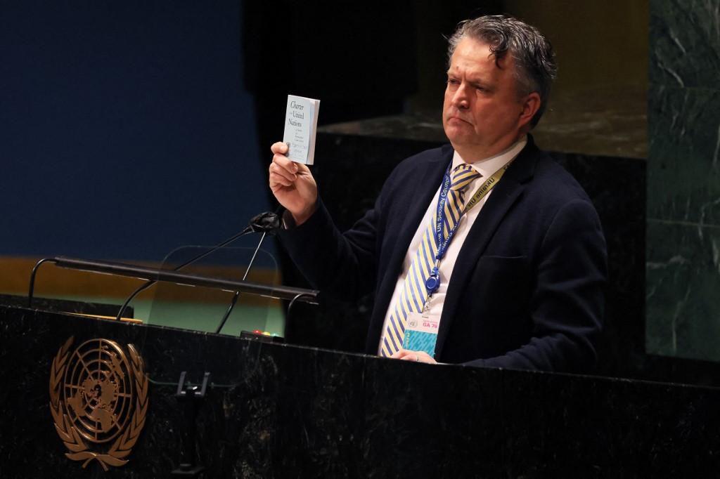 Sergiy Kyslytsya, Représentant permanent de l'Ukraine auprès de l'Organisation des Nations Unies, tient un exemplaire du manuel de la Charte des Nations Unies alors qu'il s'exprime lors d'une session extraordinaire de l'Assemblée générale au siège des Nations Unies, le 2 mars 2022, à New York. (Photo, AFP)