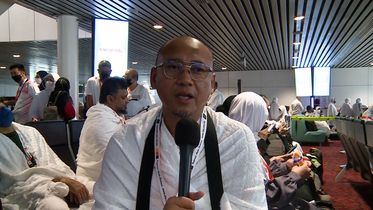 Malaysian pilgrim Ariff Abdallah speaks to Arab News at Kuala Lumpur International Airport on June 28, 2022. (AN Photo)