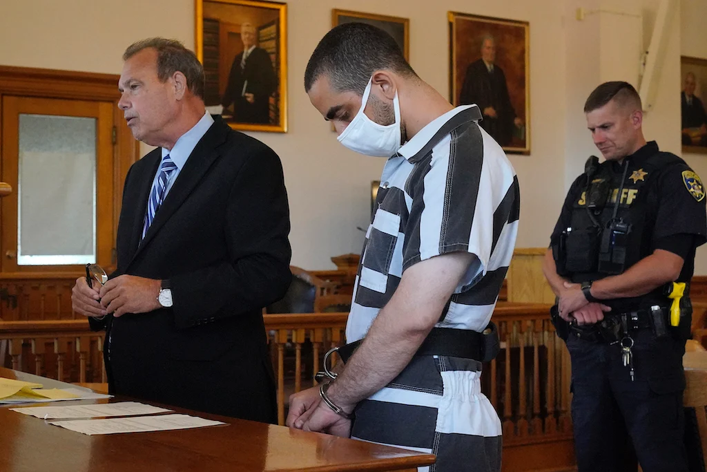Hadi Matar, 24 ans, au centre, écoute son avocat de la défense Nathaniel Barone, à gauche, s'adresser au juge lors de sa mise en accusation au palais de justice du comté de Chautauqua à Mayville, NY, samedi 13 août 2022. (AP)