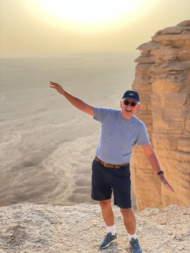 L’ambassadeur est en équilibre sur le «Bout du monde» – Jebel Fihrayn –, qui fait partie de l’escarpement Tuwaiq, à Riyad, et comprend des falaises de 300 mètres de haut. (Photo fournie)
