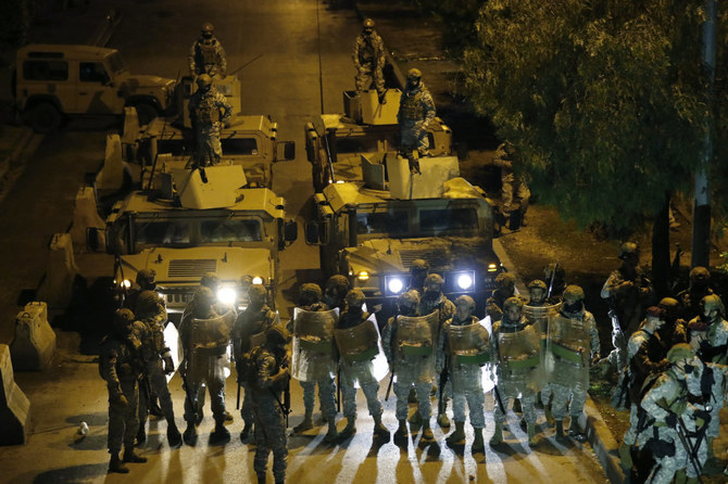 Des soldats libanais se préparent à évacuer les manifestants des rues lors d'une manifestation à Tripoli, au Liban, le 29 janvier 2021 contre la détérioration des conditions de vie et des mesures strictes du couvre-feu du coronavirus. (Photo,  AP / Hussein Malla)