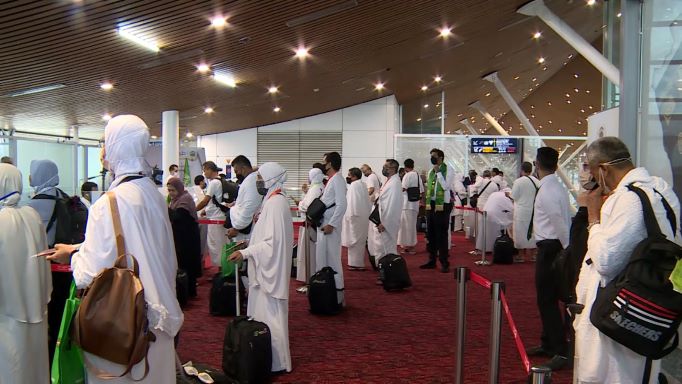 Malaysian pilgrims complete pre-immigration formalities during the Makkah route initiative at Kuala Lumpur International Airport on June 28, 2022. (AN Photo)