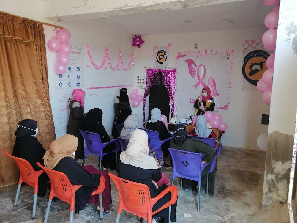 Le cancer du sein est le type de cancer le plus répandu dans le nord-ouest de la Syrie. Ci-dessus, des bénévoles organisent des sessions sur les risques et les symptômes de la maladie, les méthodes d'examen à faire soi-même et l'importance des examens dans la prévention et le rétablissement. (X: Les Casques blancs)