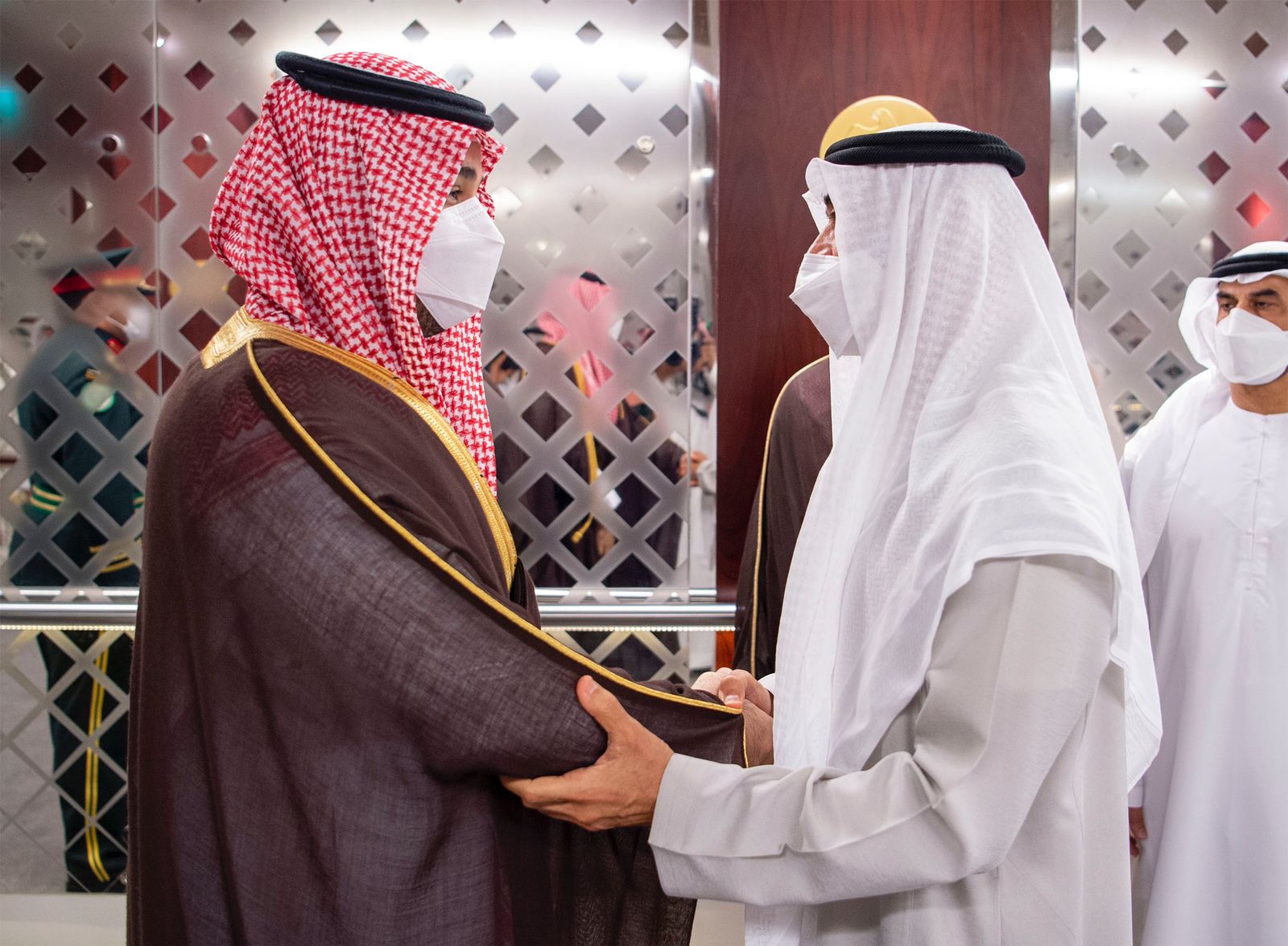 Le prince héritier saoudien, Mohammed ben Salmane, est reçu à l’aéroport par le président des Émirats arabes unis, cheikh Mohammed ben Zayed al-Nahyane. (SPA)