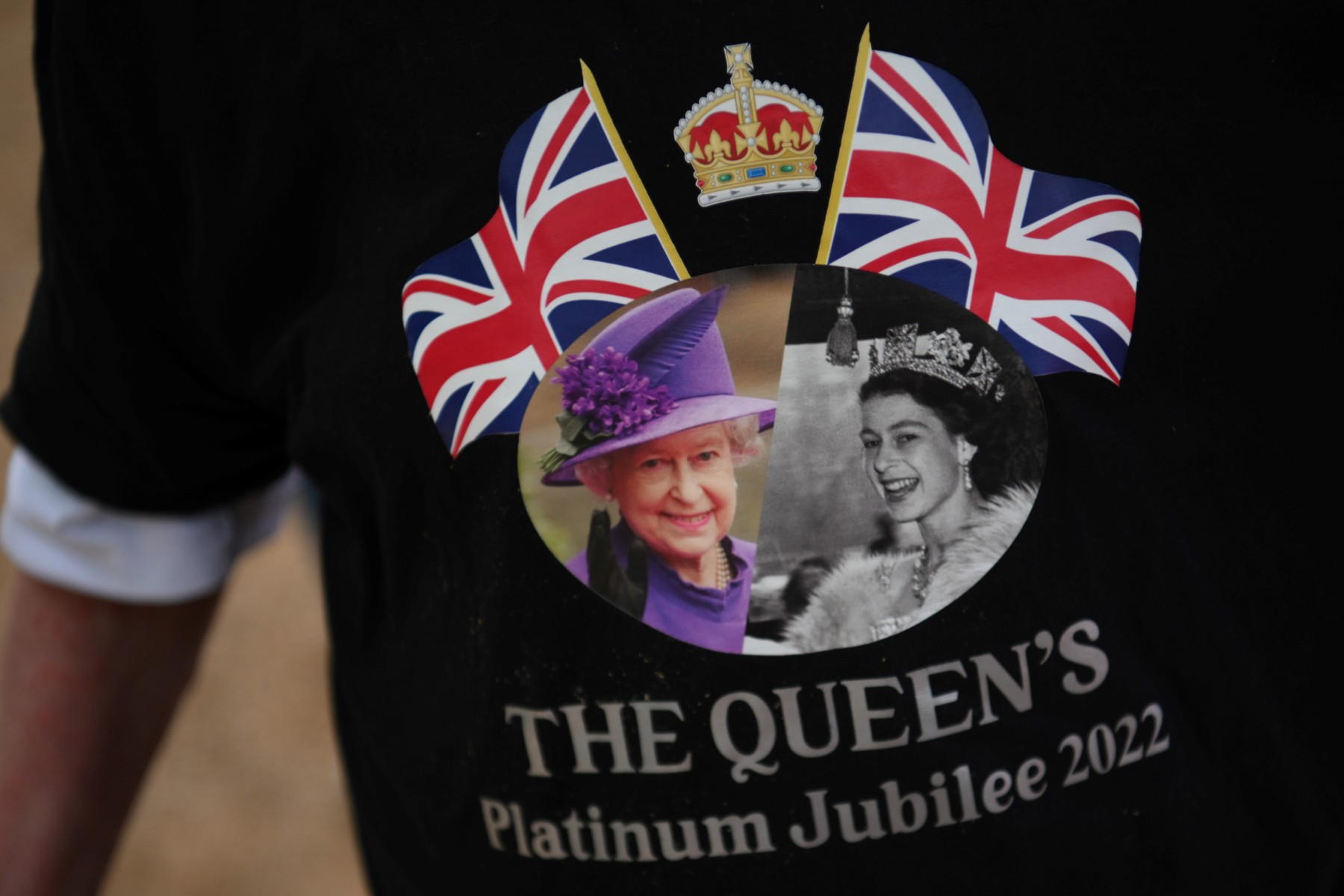 Un visiteur portant un t-shirt représentant la reine Elizabeth II de Grande-Bretagne arrive au Mall, à Londres, le 1er juin 2022 (Photo, AFP).