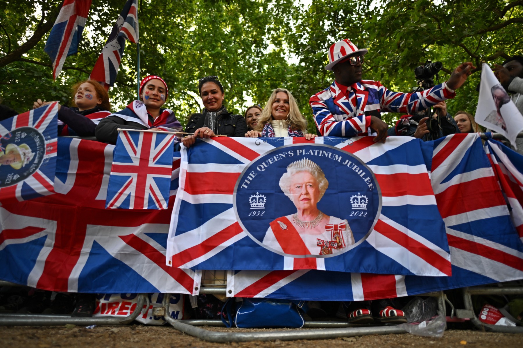 Les fans royaux bordent le centre commercial en attendant la parade de la couleur dans le cadre des célébrations du jubilé de platine de la reine Elizabeth II, le 2 juin 2022, à Londres (Photo, AFP).