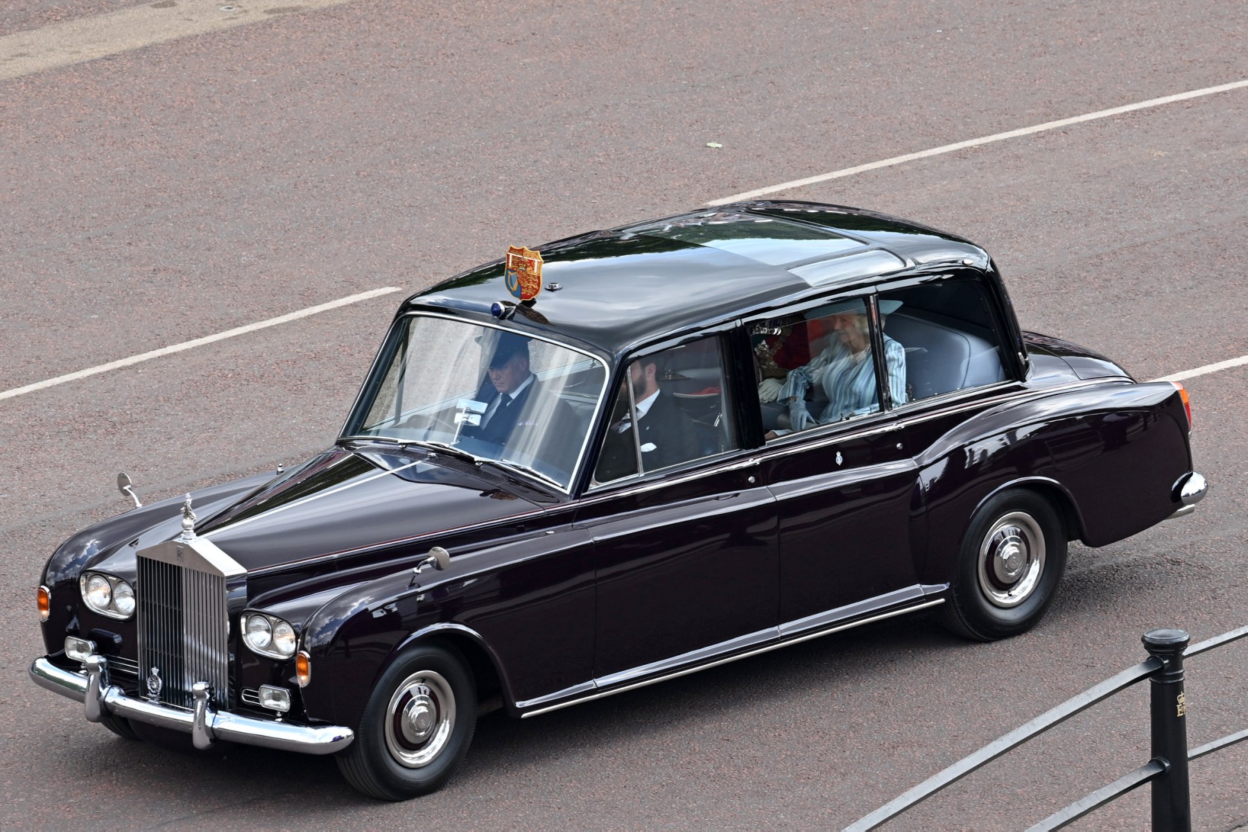 La duchesse de Cornouailles, Camilla, est vue à l'arrière d'une voiture le long du centre commercial avant que les célébrations du jubilé de platine de la reine Elizabeth II commencent à Londres, le 2 juin 2022 (Photo, AFP).