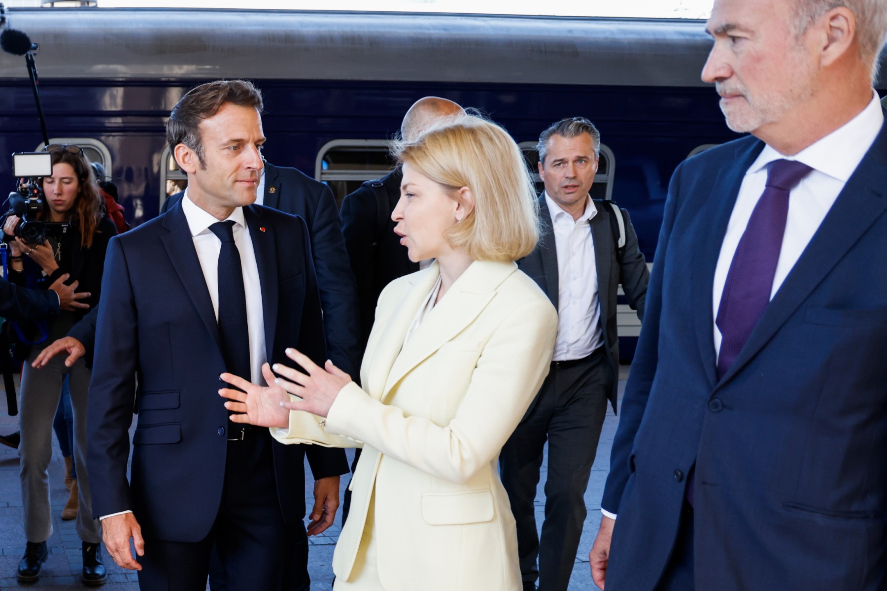 La vice-première ministre ukrainienne pour l'intégration européenne et euro-atlantique Olha Stefanishyna s'entretient avec le président français Emmanuel Macron après l'avoir accueilli à son arrivée à la gare de Kiev le 16 juin 2022 (Photo, AFP).