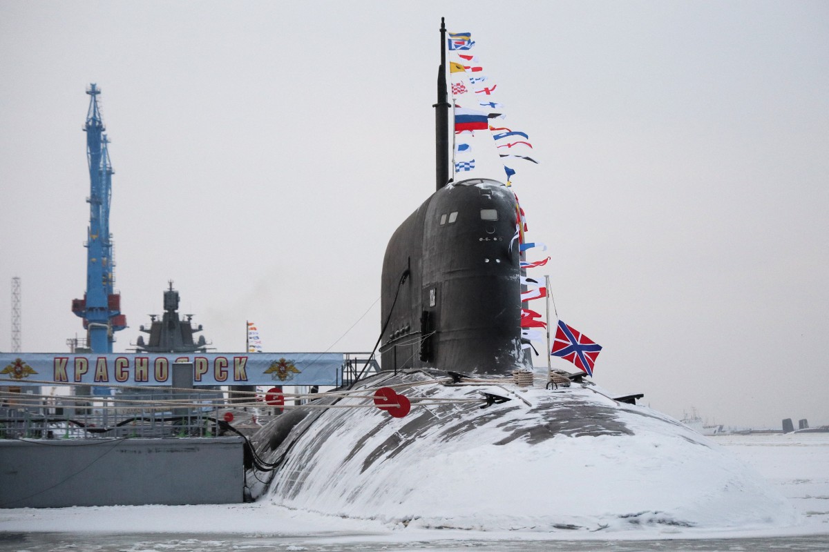 Le nouveau sous-marin nucléaire de Krasnoïarsk lors d'une cérémonie de lever du drapeau dirigée par le président russe dans le port arctique de Severodvinsk le 11 décembre 2023. (Photo de Kirill IODAS / AFP)