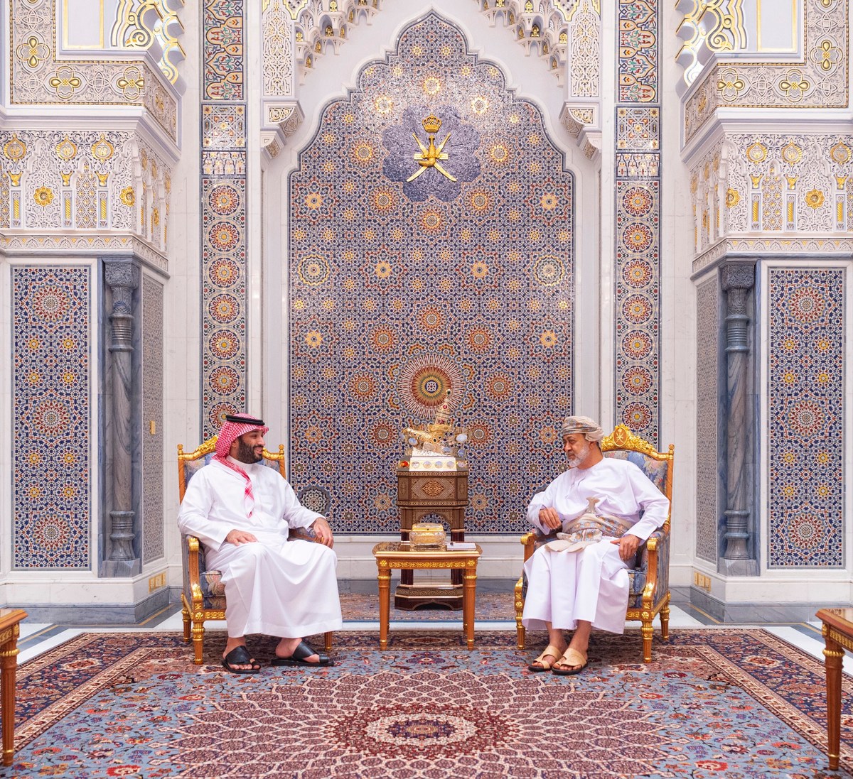 Le prince héritier, Mohammed ben Salmane, a été reçu mardi à Mascate par le sultan d’Oman, Haïtham ben Tariq. (SPA).