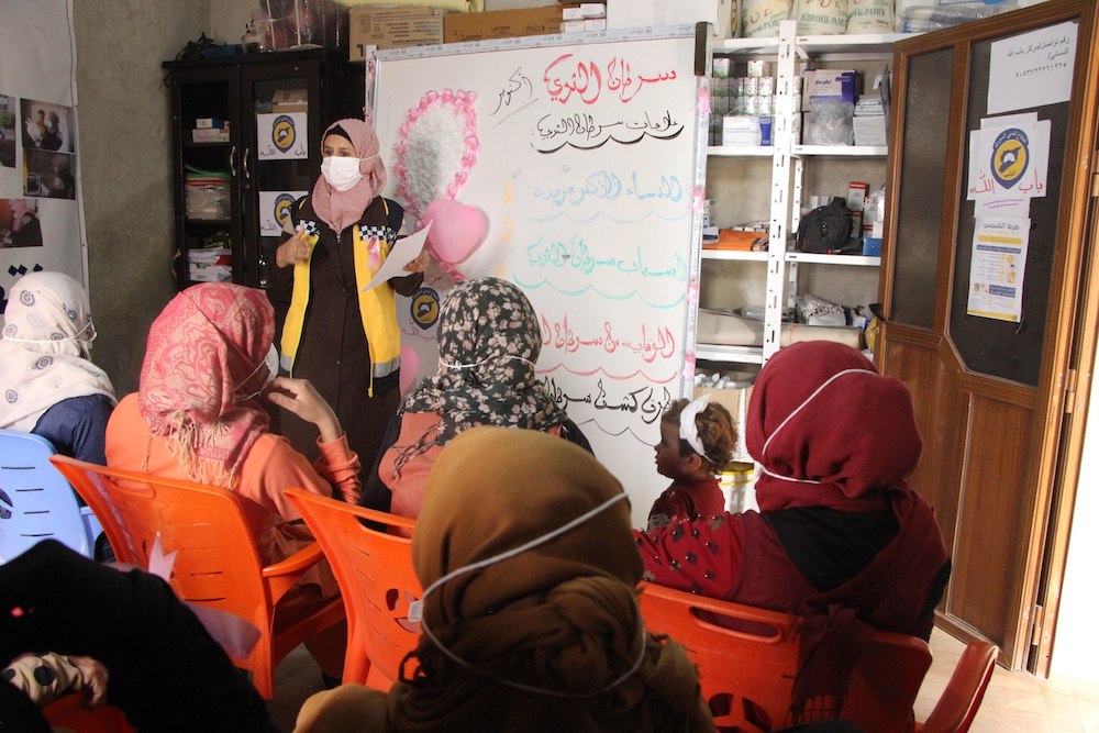 Le cancer du sein est le type de cancer le plus répandu dans le nord-ouest de la Syrie. Ci-dessus, des bénévoles organisent des sessions sur les risques et les symptômes de la maladie, les méthodes d'examen à faire soi-même et l'importance des examens dans la prévention et le rétablissement. (X: Les Casques blancs)
