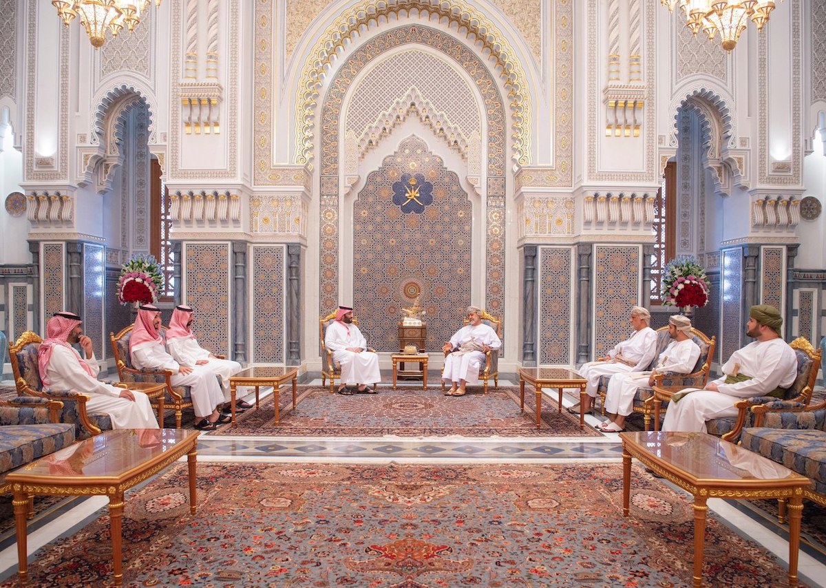 Le prince héritier, Mohammed ben Salmane, a été reçu mardi à Mascate par le sultan d’Oman, Haïtham ben Tariq. (SPA).