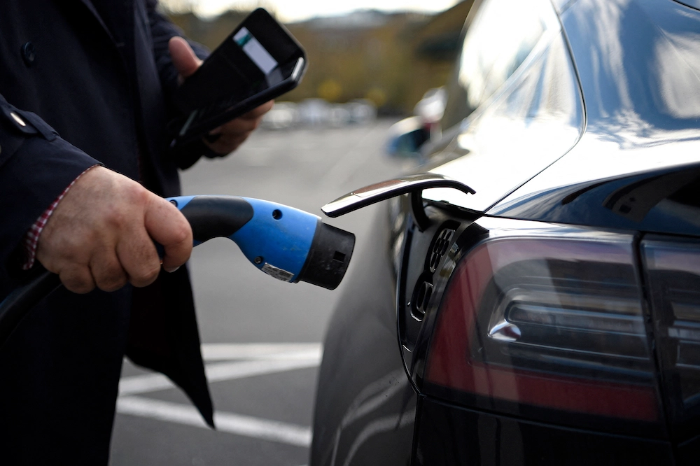 Au-delà du défi qui consiste à disposer d'un nombre suffisant de bornes de recharge, les véhicules électriques doivent également faire face au climat d'accueil aride de la région. (Photo: AFP)