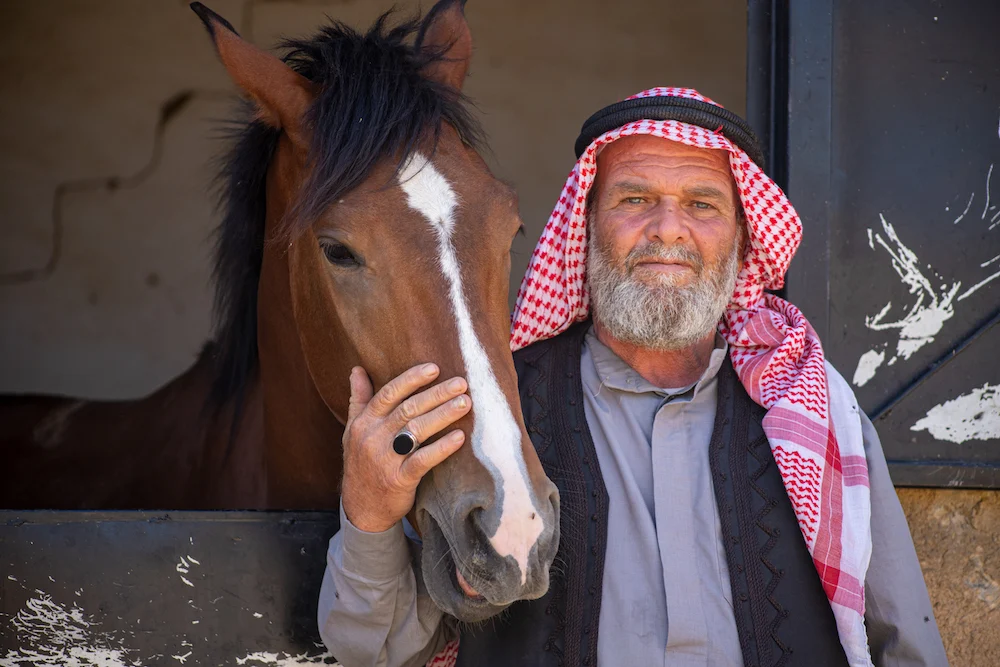 Adepte de l’équitation et propriétaire de chevaux, Amer Medad pose ici avec l’un de ses chevaux arabes. (Photo AN/Ali Ali)