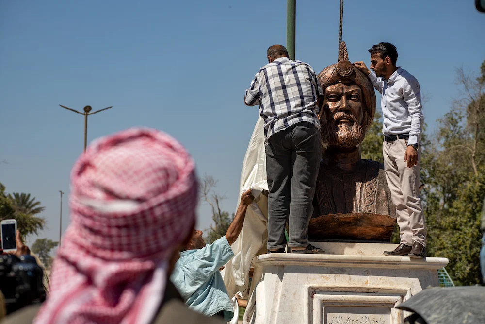 Inauguration de la statue du calife Haroun al-Rachid, précédemment détruite par Daëch, dans l’un des parcs de Raqqa. (Photo AN/Ali Ali)