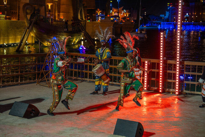 Les visiteurs peuvent découvrir des spectacles de musique africaine, de la nourriture et bien plus encore. (Photo AN/Huda Bashatah)