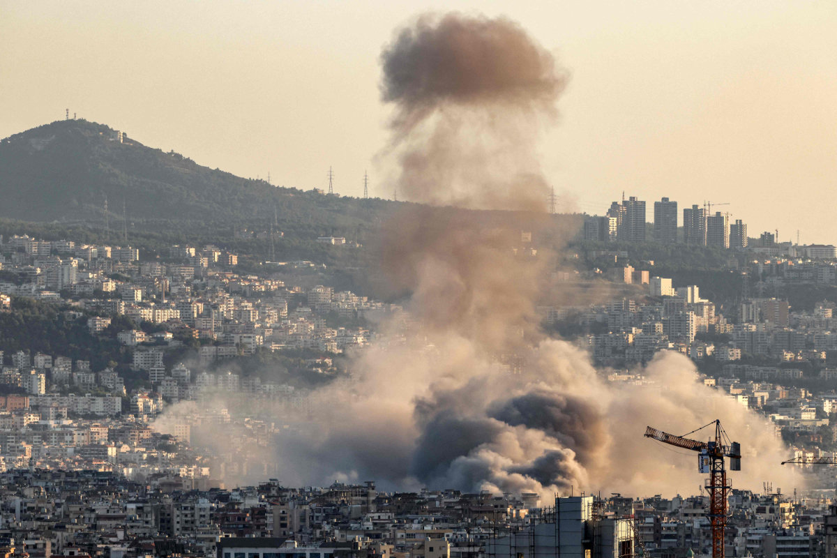 Un nuage de fumée se dégage après une frappe aérienne israélienne sur la banlieue sud de Beyrouth, le 19 octobre 2024. (AFP)