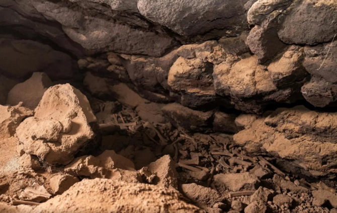 La découverte de nouvelles preuves d’un établissement humain dans la grotte Umm Jirsan, située à Harrat Khaybar à Médine, a été annoncée par la Commission du patrimoine saoudien. (SPA)