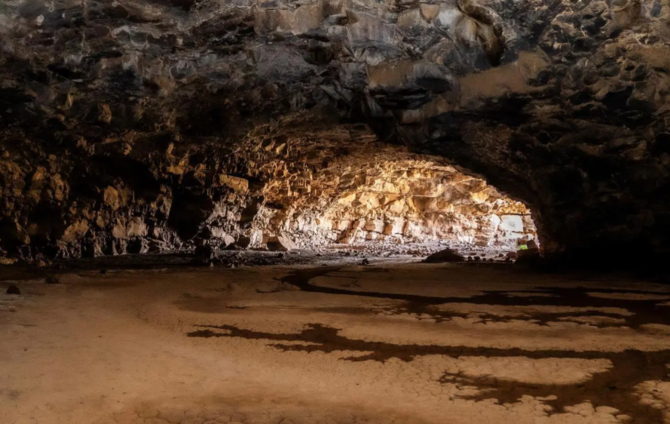 La découverte de nouvelles preuves d’un établissement humain dans la grotte Umm Jirsan, située à Harrat Khaybar à Médine, a été annoncée par la Commission du patrimoine saoudien. (SPA)