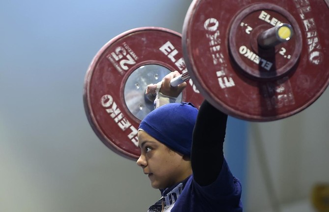 Les exploits de Sara Samir, connue dans les compétitions sous le nom de Sara Ahmed, 20 ans, ont stimulé la participation féminine aux championnats égyptiens d'haltérophilie. (AFP)