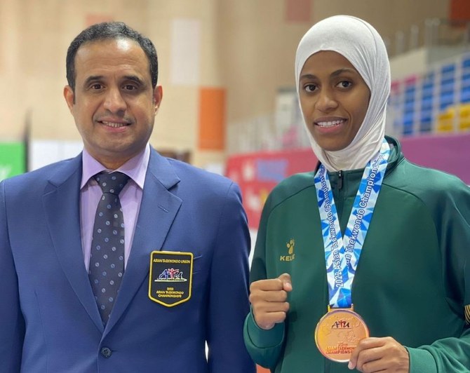 Shaddad Al-Omari, président de la Fédération saoudienne de taekwondo, avec Donia Abu Taleb (Fédération saoudienne de taekwondo)