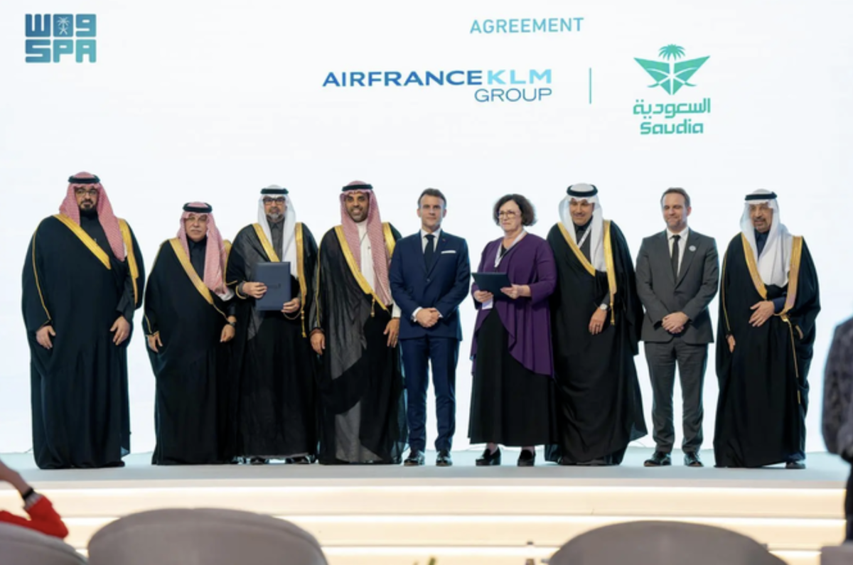 La cérémonie de signature a été présidée par le président français Emmanuel Macron et le président de Saudi Arabian Airlines Corp. Saleh Al-Jasser, directeur général du groupe Saudia. , ainsi que plusieurs autres dignitaires et ministres. SPA