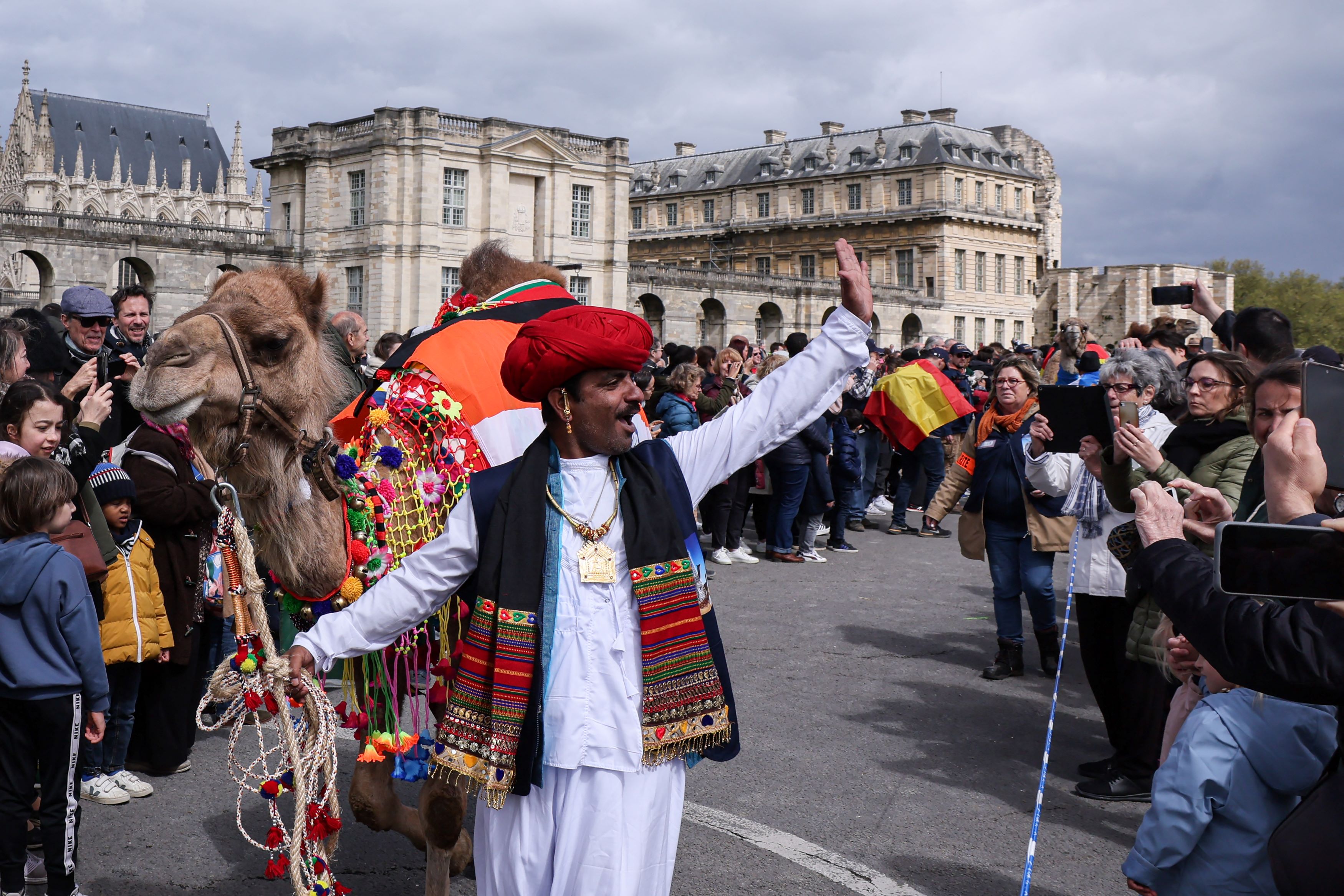 Un chamelier indien participe à un défilé de camélidés "l'étonnante parade" devant le château de Vincennes près de Paris, le 20 avril 2024 (AFP). 