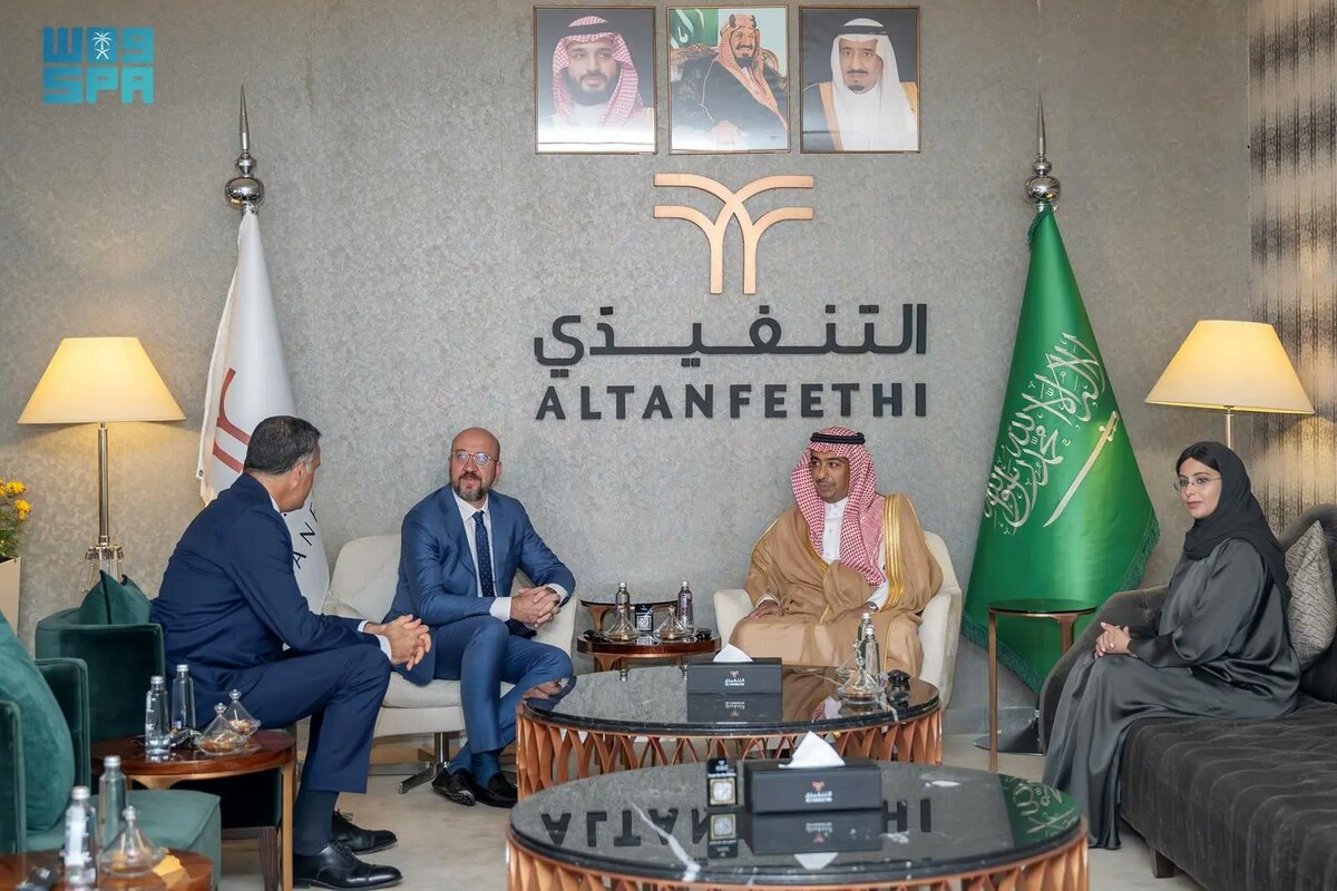 M. Michel en compagnie du sous-secrétaire au ministère des affaires étrangères, Abdulmajeed bin Rashid Al-Samari, et du chef de la mission de l'Arabie saoudite auprès de l'UE et de la Communauté européenne de l'énergie atomique, Haifa Al-Jedea. (SPA)