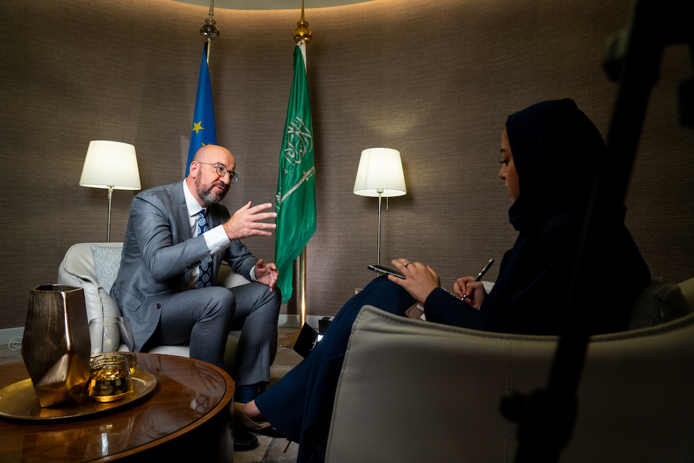 M. Michel au cours de son entretien avec la journaliste d'Arab News Lama Alhamawi, à droite, à Riyad. (AN Photo)  