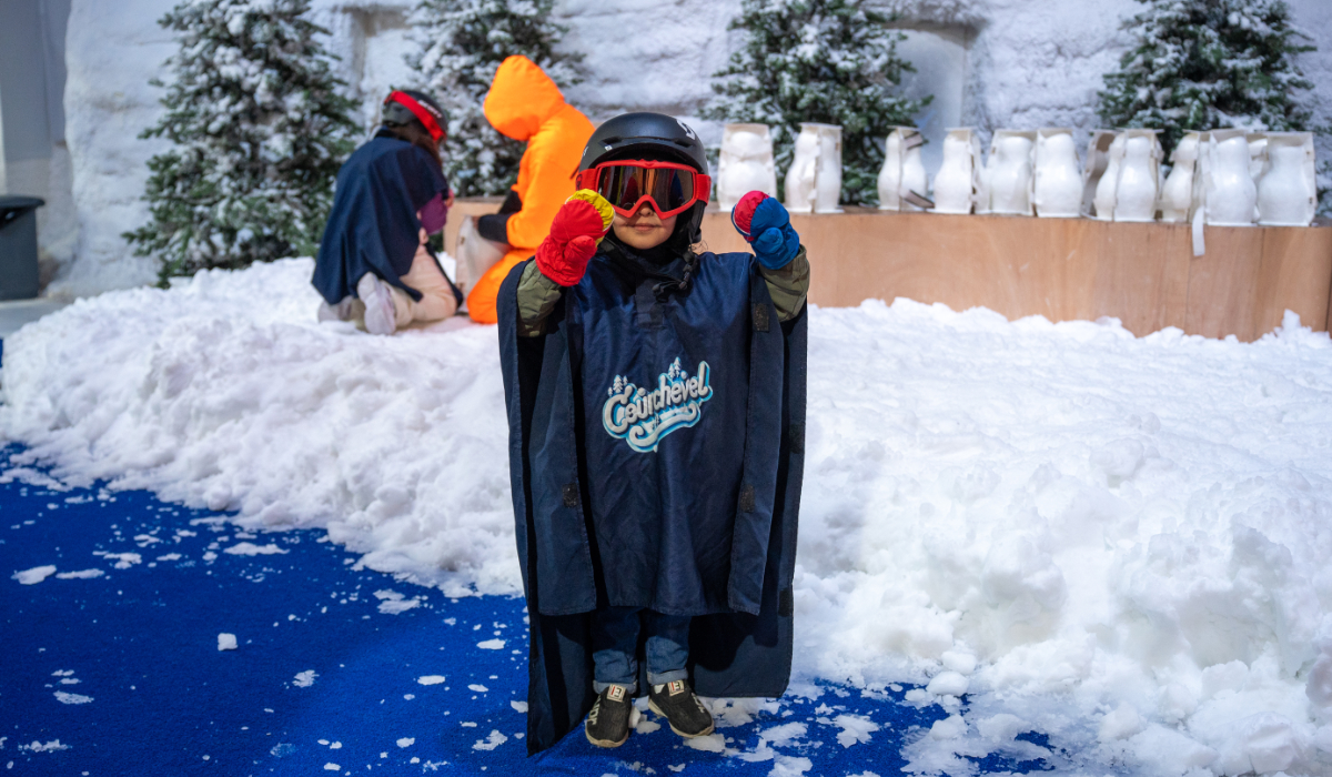 Les enfants peuvent se délecter de la joie de fabriquer des figurines avec la neige fraîche, ce qui ajoute une couche supplémentaire d'amusement à leur expérience. (Photo AN de Loai Ali)